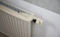 Færdigmalet væg bagved radiator